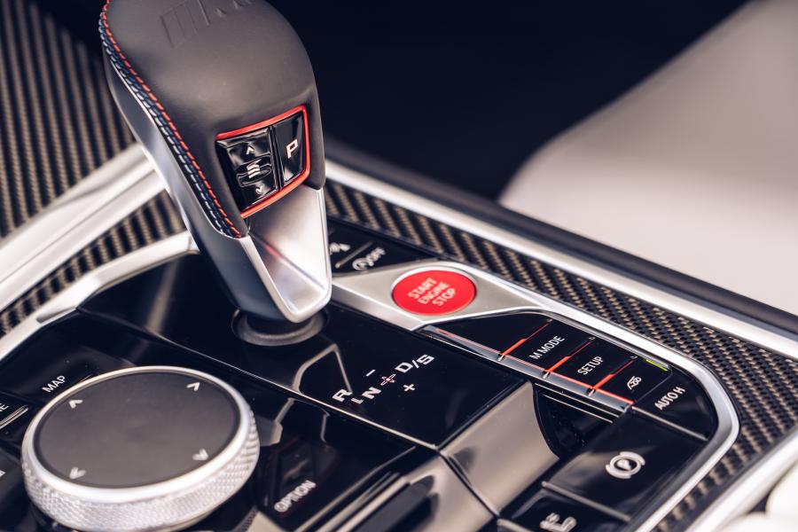 Детали интерьера BMW M8 Competition Convertible (F91) 2019 года  (UK) (фото 35 из 42)